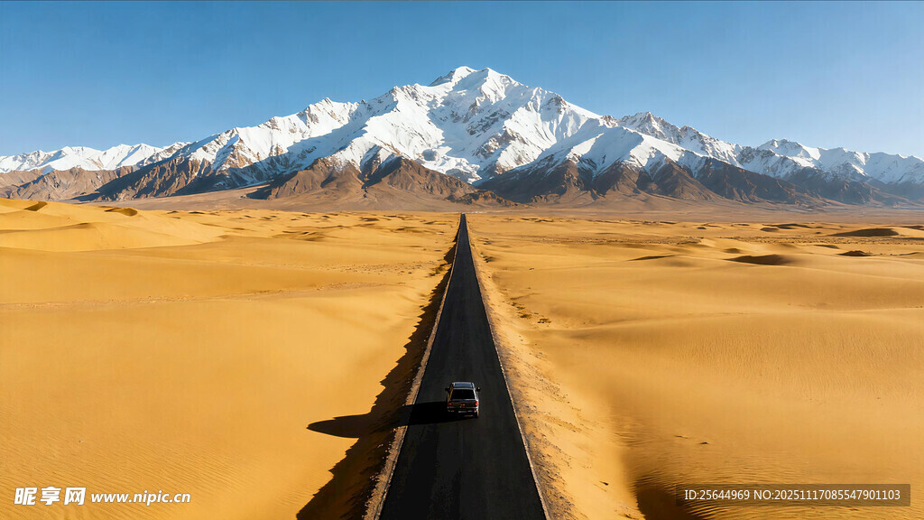沙漠中延伸向雪山的铁轨