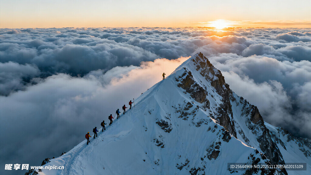 雪山之巅迎日出壮丽景观