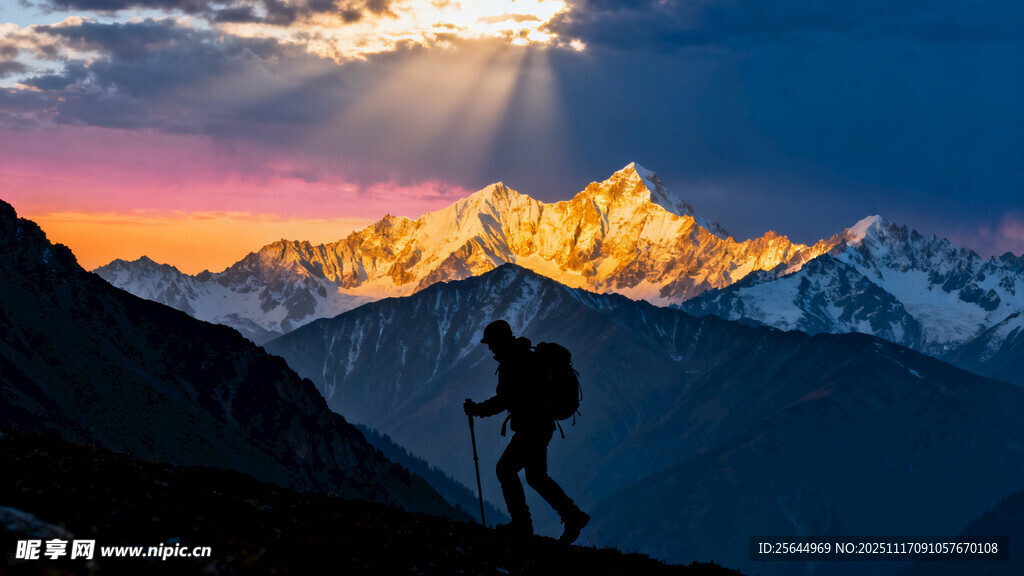 徒步者于山间赏壮丽日出