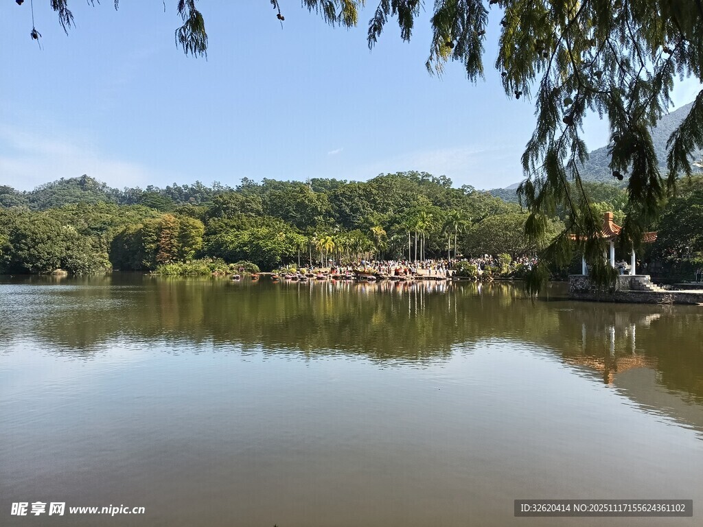 宁静湖景