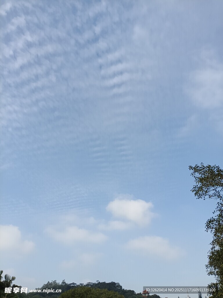 蓝天白云下的自然景致