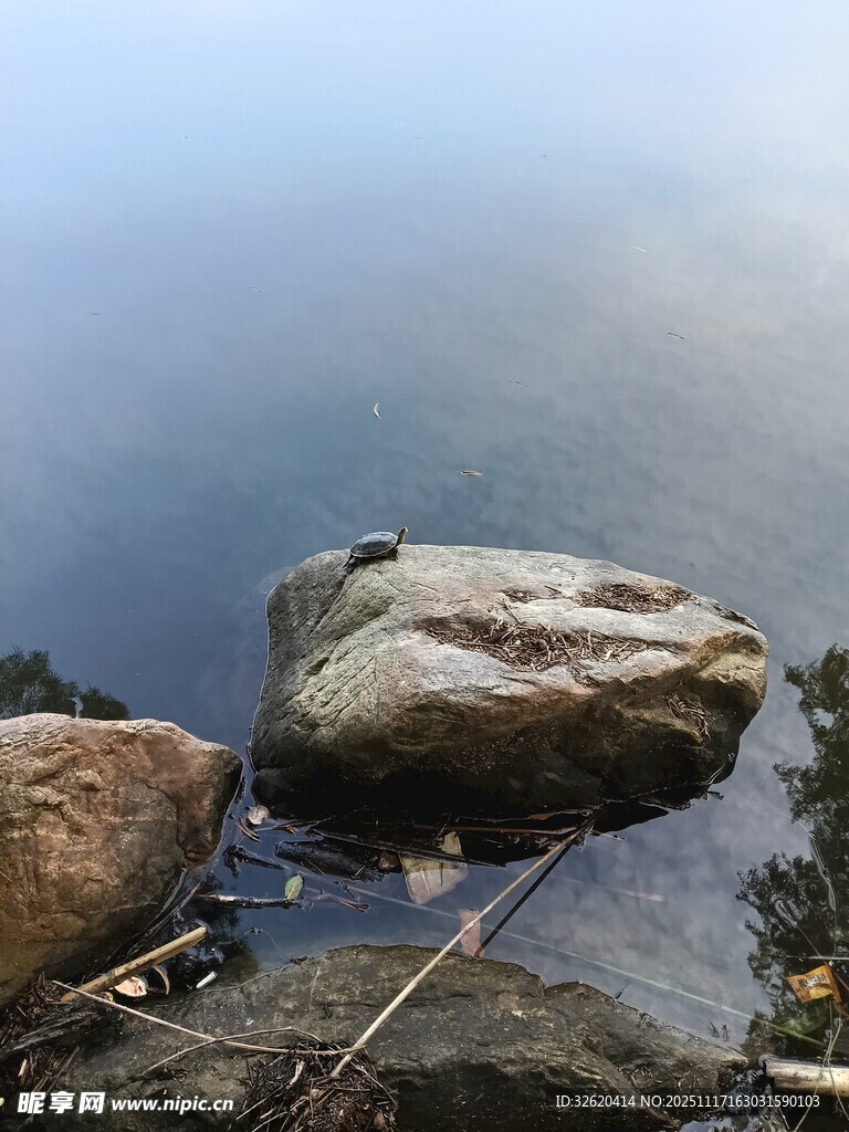 湖边巨石垂钓景象