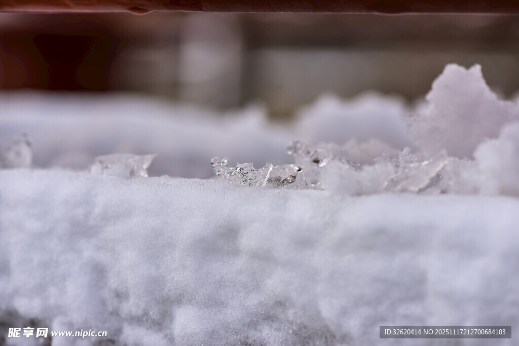 冬日窗沿上的细碎积雪