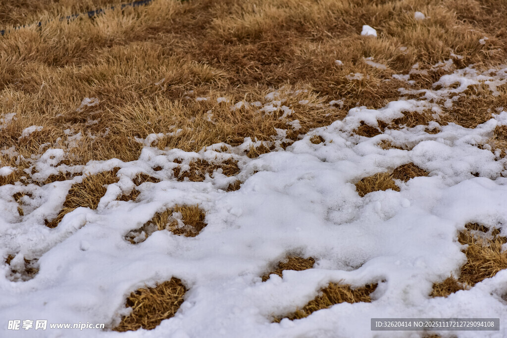 残雪覆盖的褐色土地