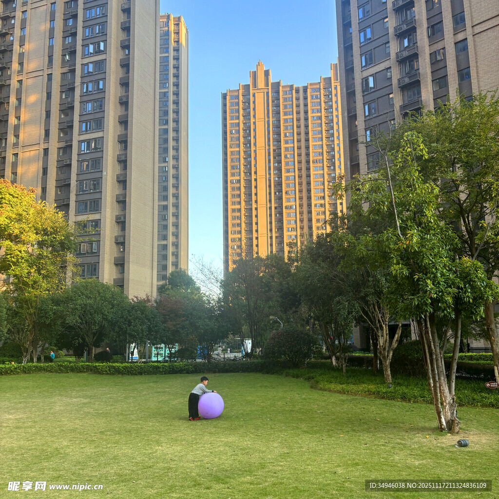 城市草坪上的多彩景观球