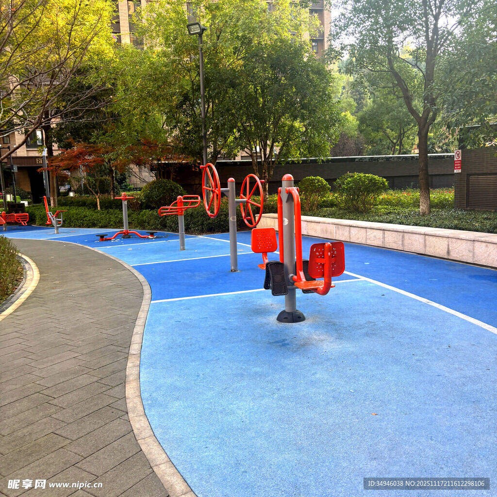 小区内的户外健身设施场景