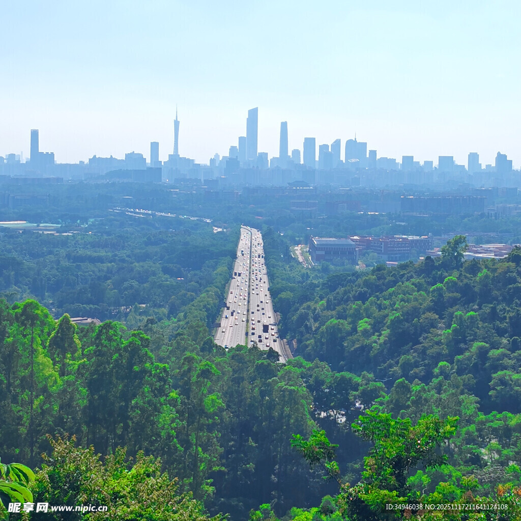 城市远景与山间公路景观
