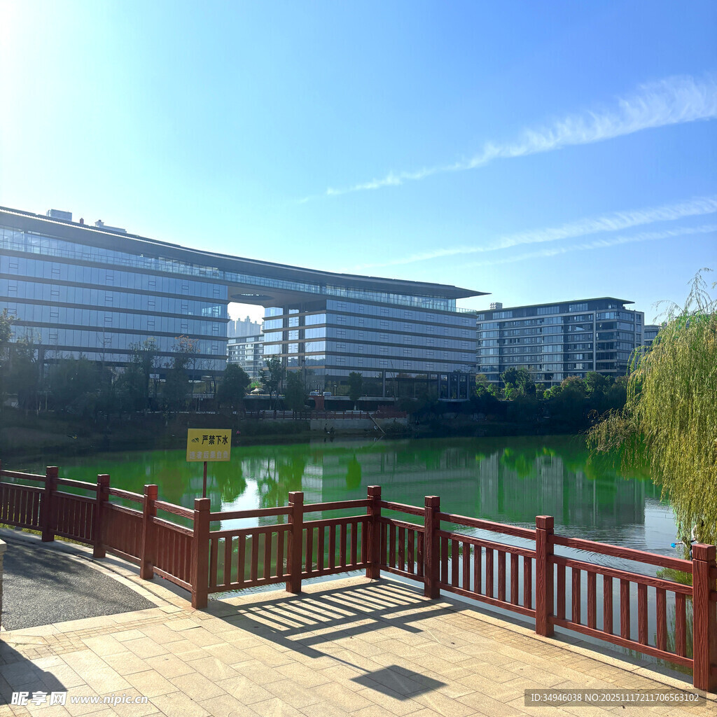 湖畔现代建筑景观