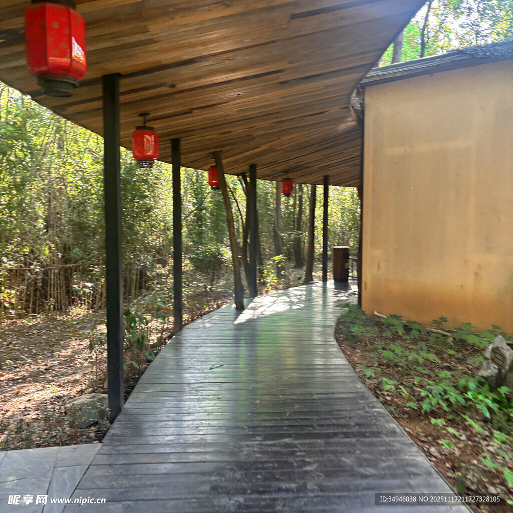 林间木质长廊挂红灯笼