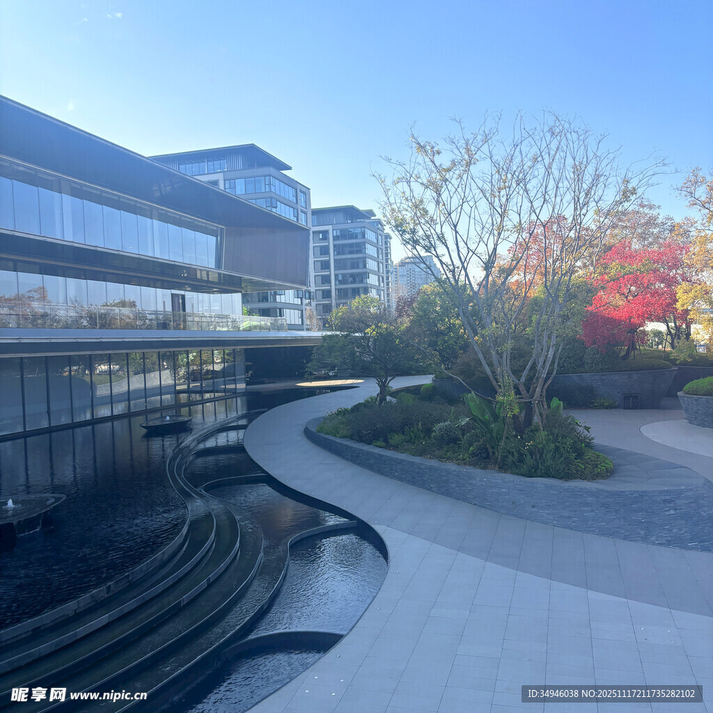 现代建筑旁的优美景观步道