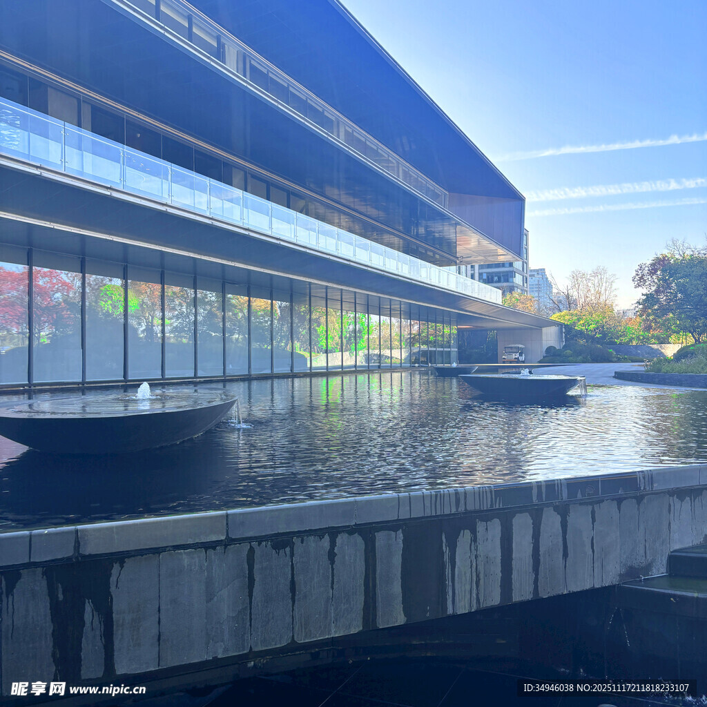 现代建筑旁的宁静水域