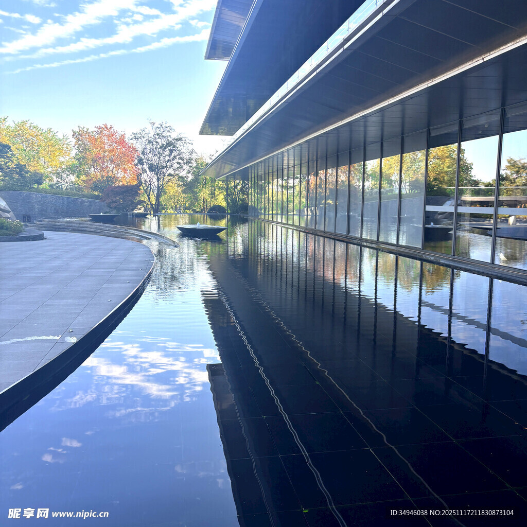 现代建筑旁的静谧水景