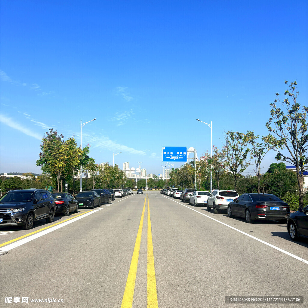 宽阔公路两旁停满车辆