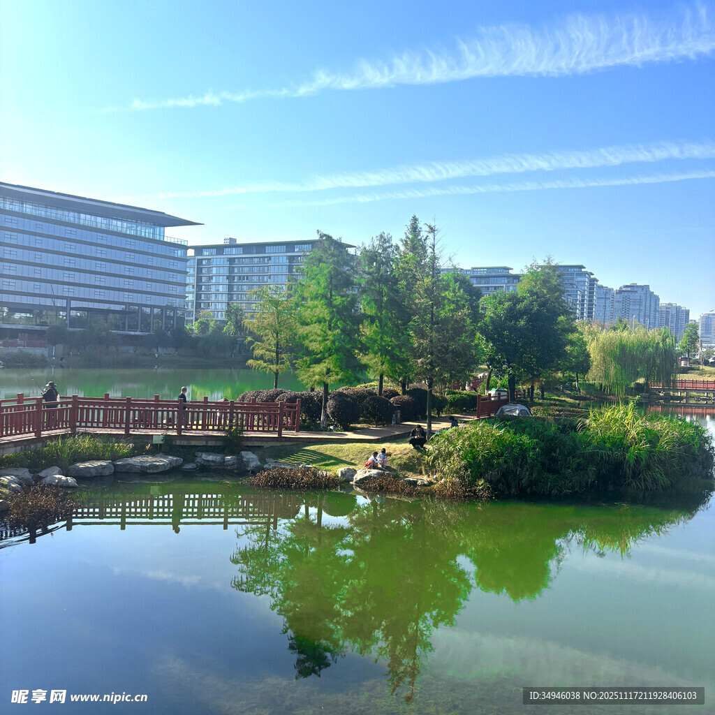 湖畔城市风光美景