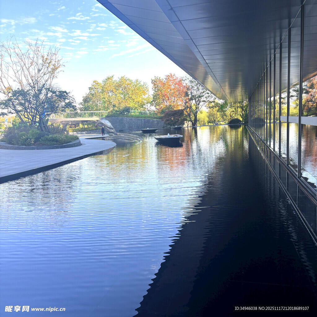 现代建筑旁的宁静水景