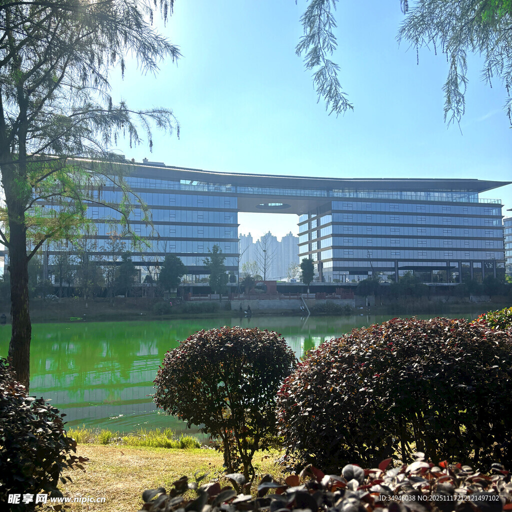 湖畔现代建筑景观