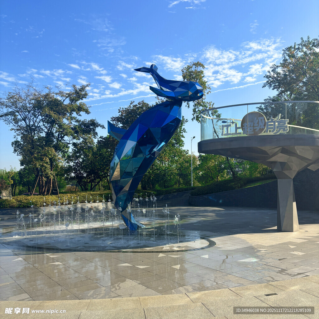 蓝色跳跃雕塑