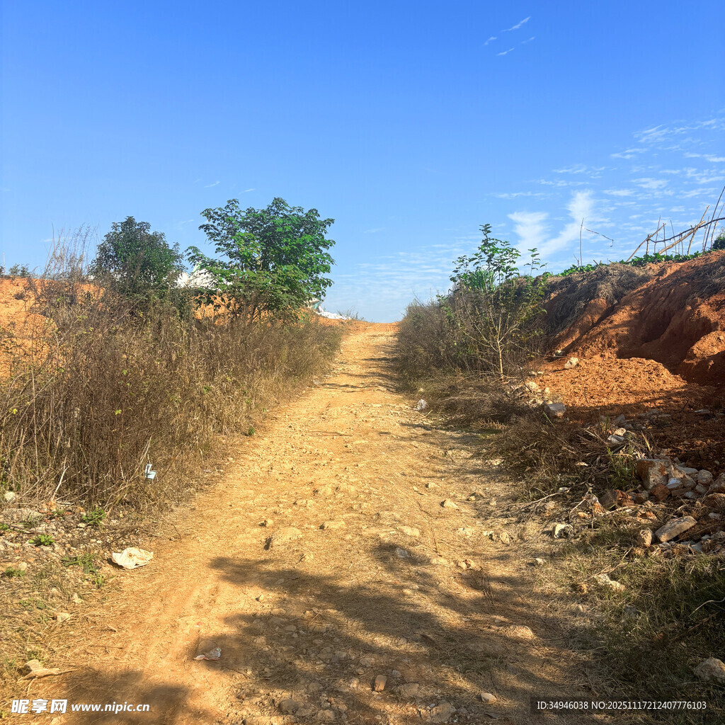 荒野中的黄土小路