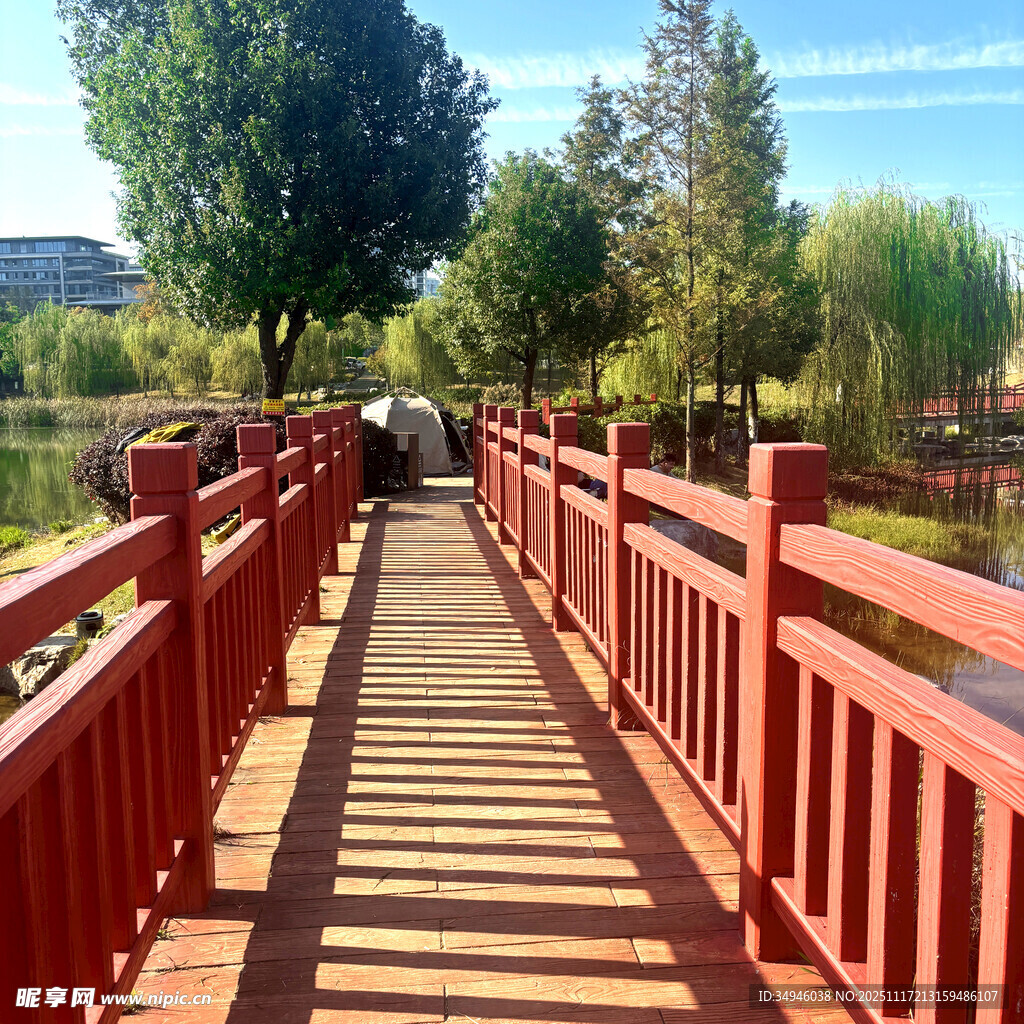 红色木桥漫步于秋日湖畔