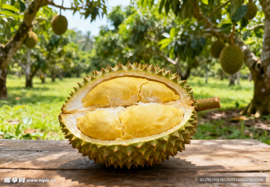 木桌上切开的榴莲