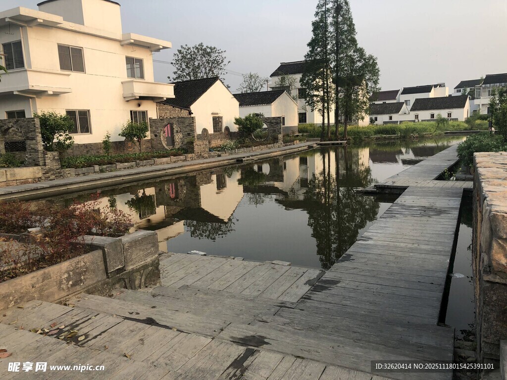 江南水乡宁静村落景象