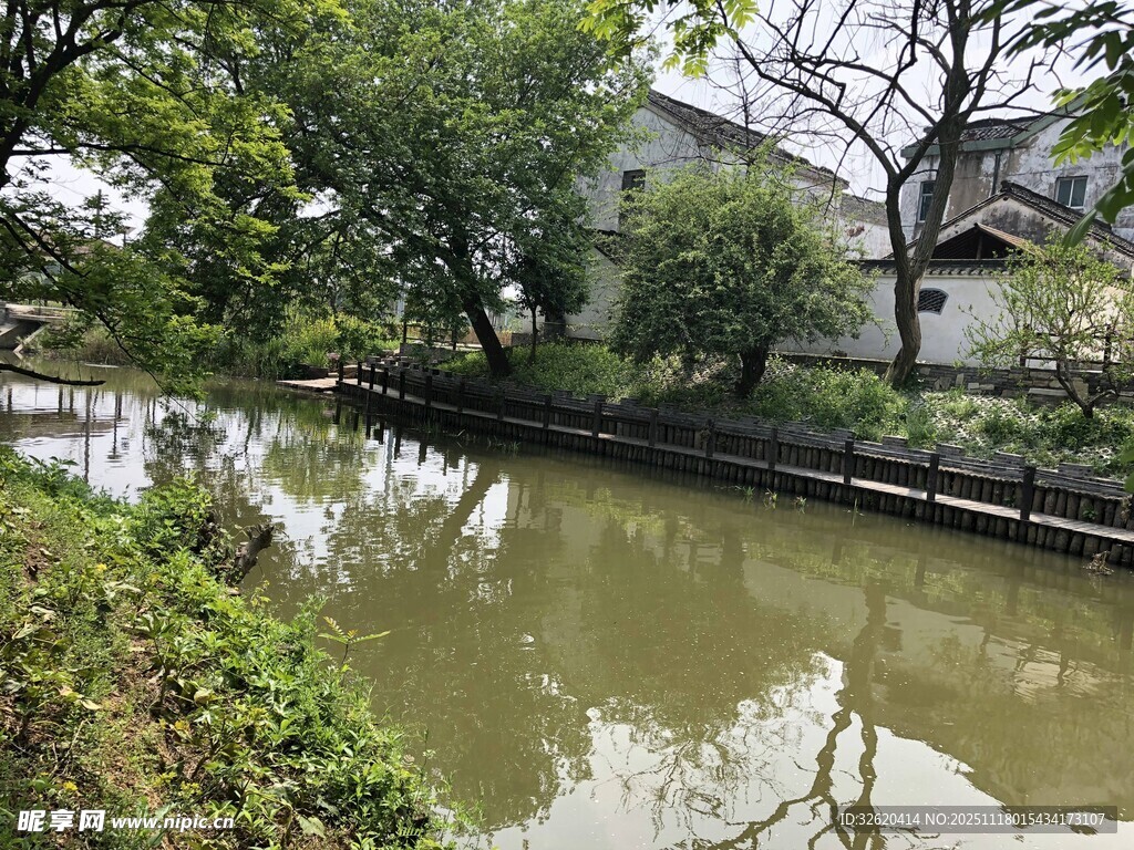 乡村小河畔的宁静景致