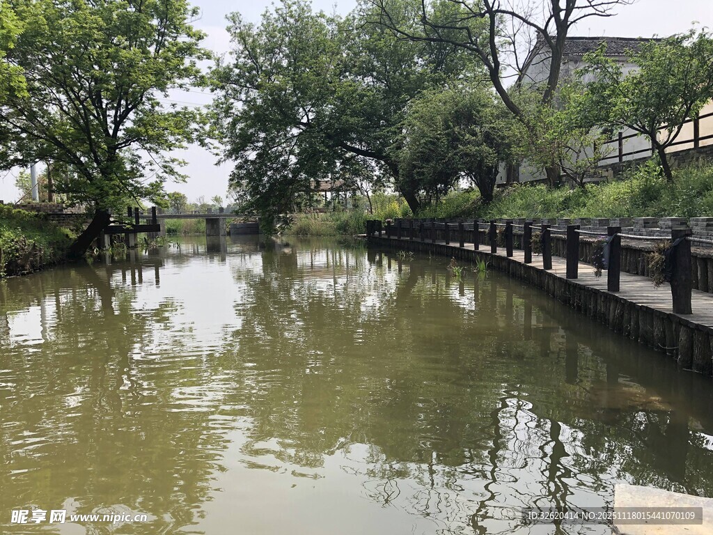 宁静河畔风景