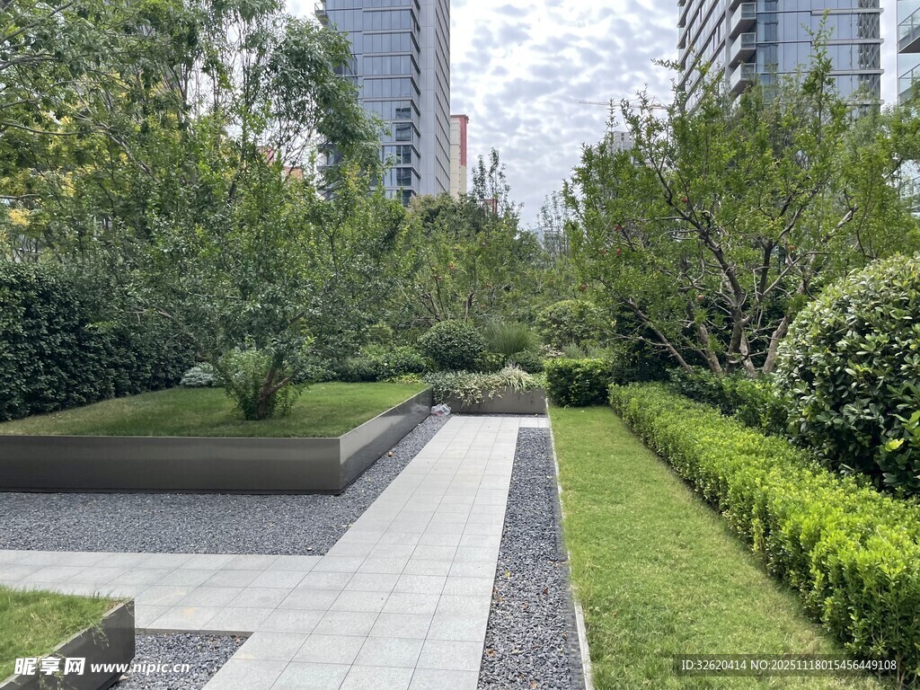 城市中的静谧园林步道
