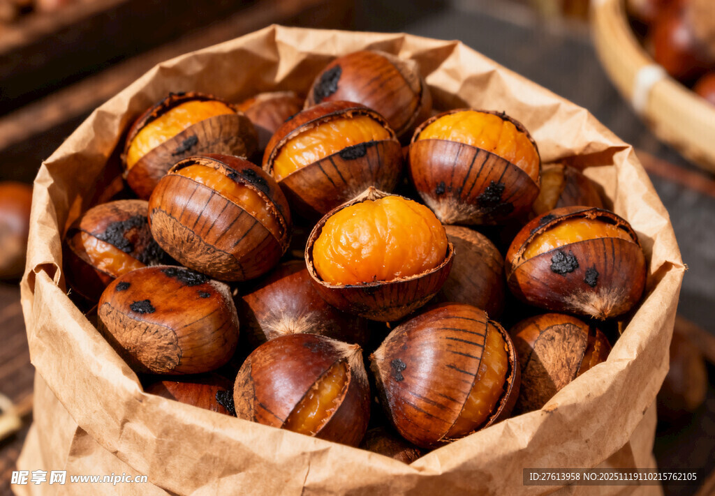 纸袋中的炒栗子