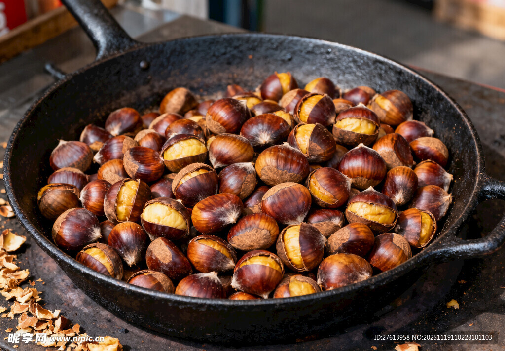 锅中翻炒的板栗