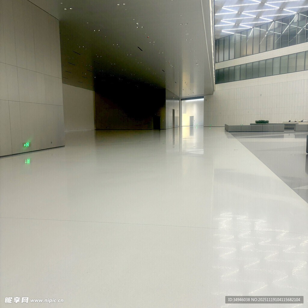 现代空旷室内光滑地面空间