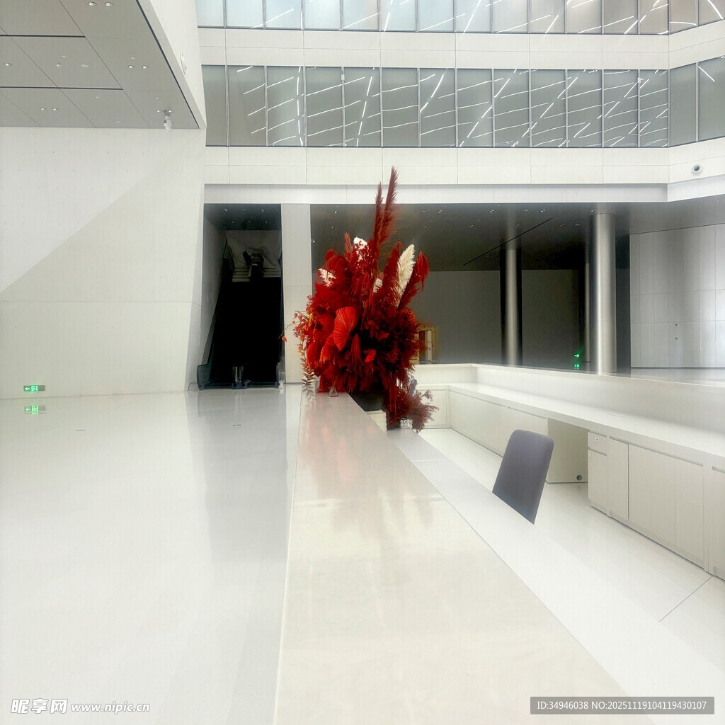 现代展厅中的红色艺术装置