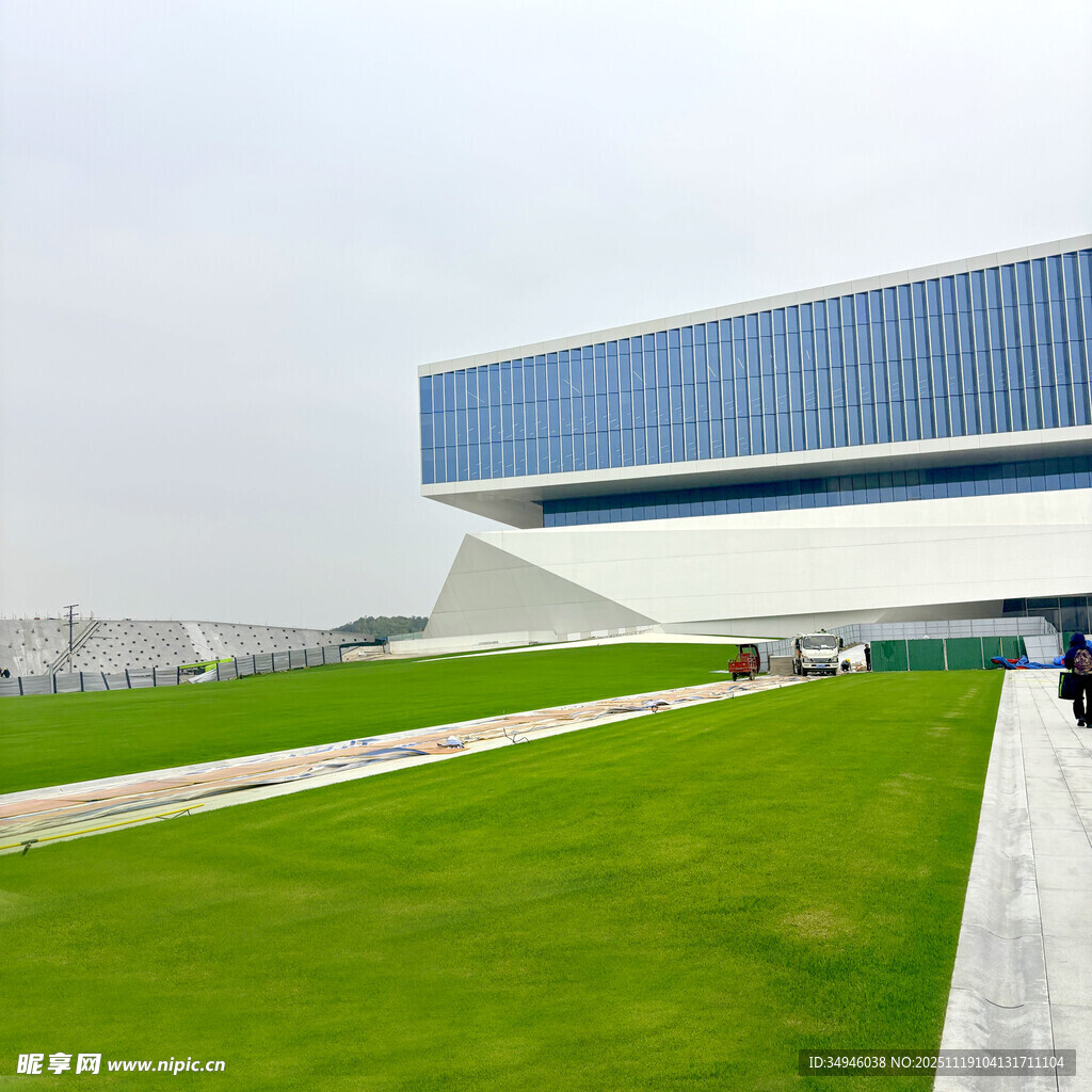 现代建筑旁的开阔绿草地