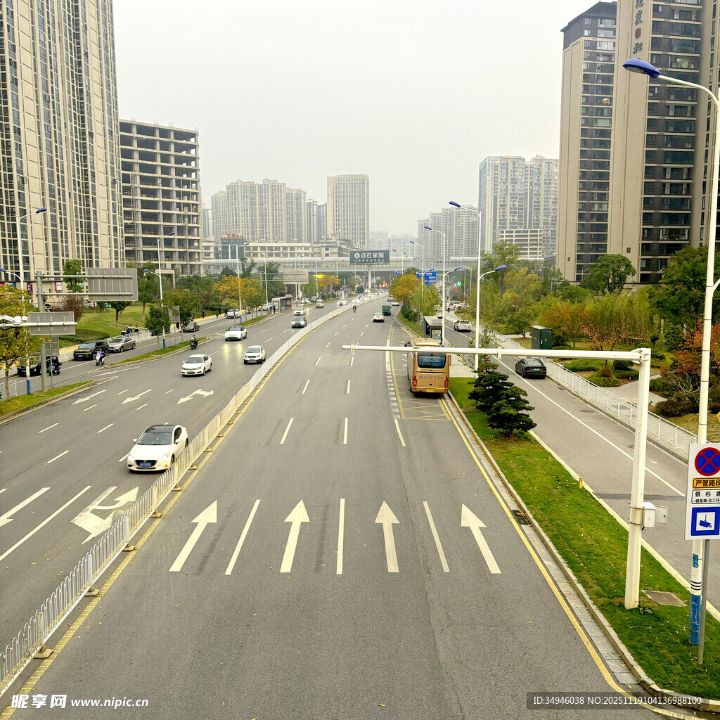 城市宽阔道路与高楼景观