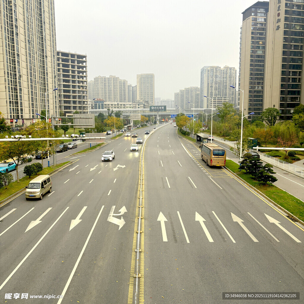 城市宽阔道路与高楼景观