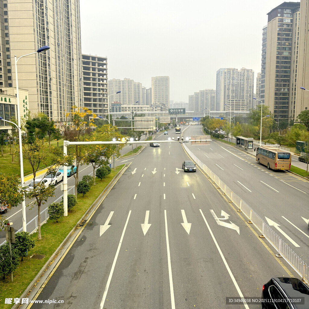 城市宽阔道路与高楼景观