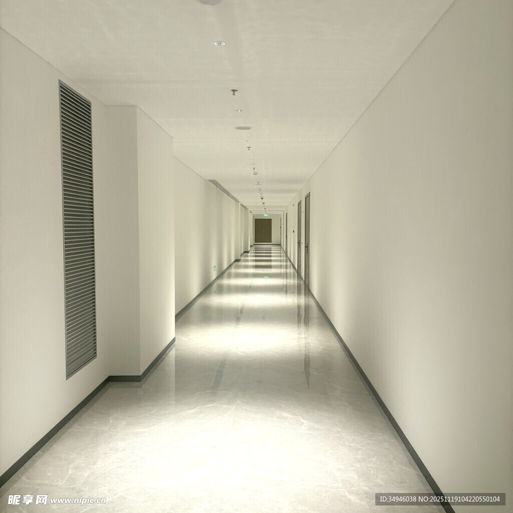 空旷明亮的白色走廊空间