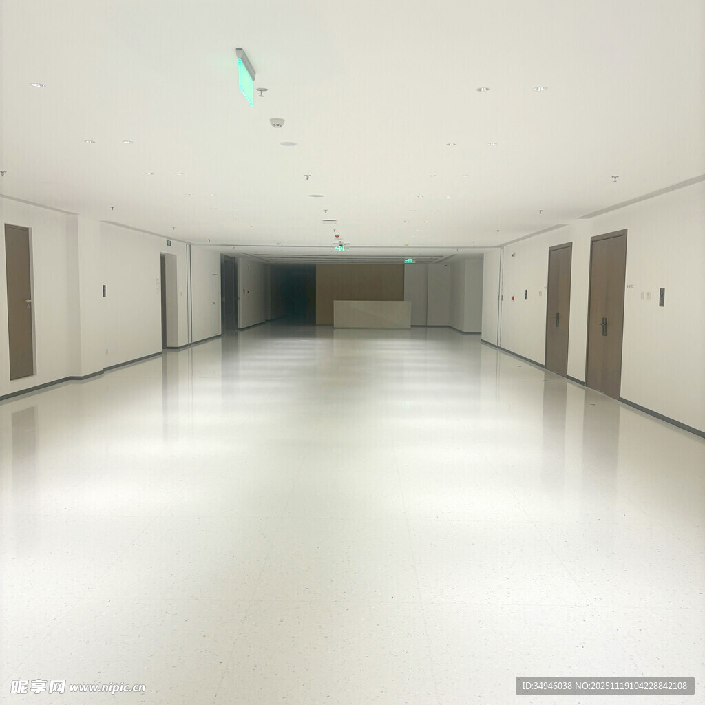 空旷洁净的室内走廊空间
