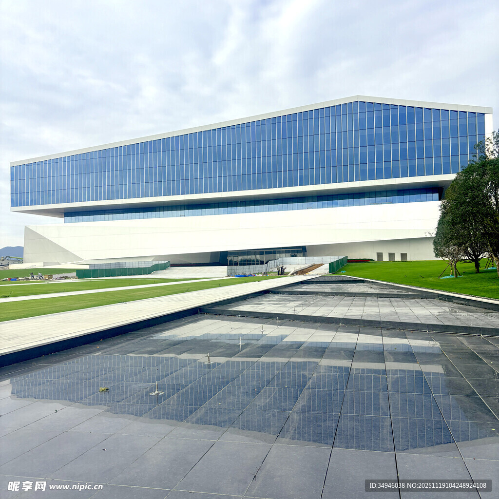 现代玻璃幕墙办公建筑景观