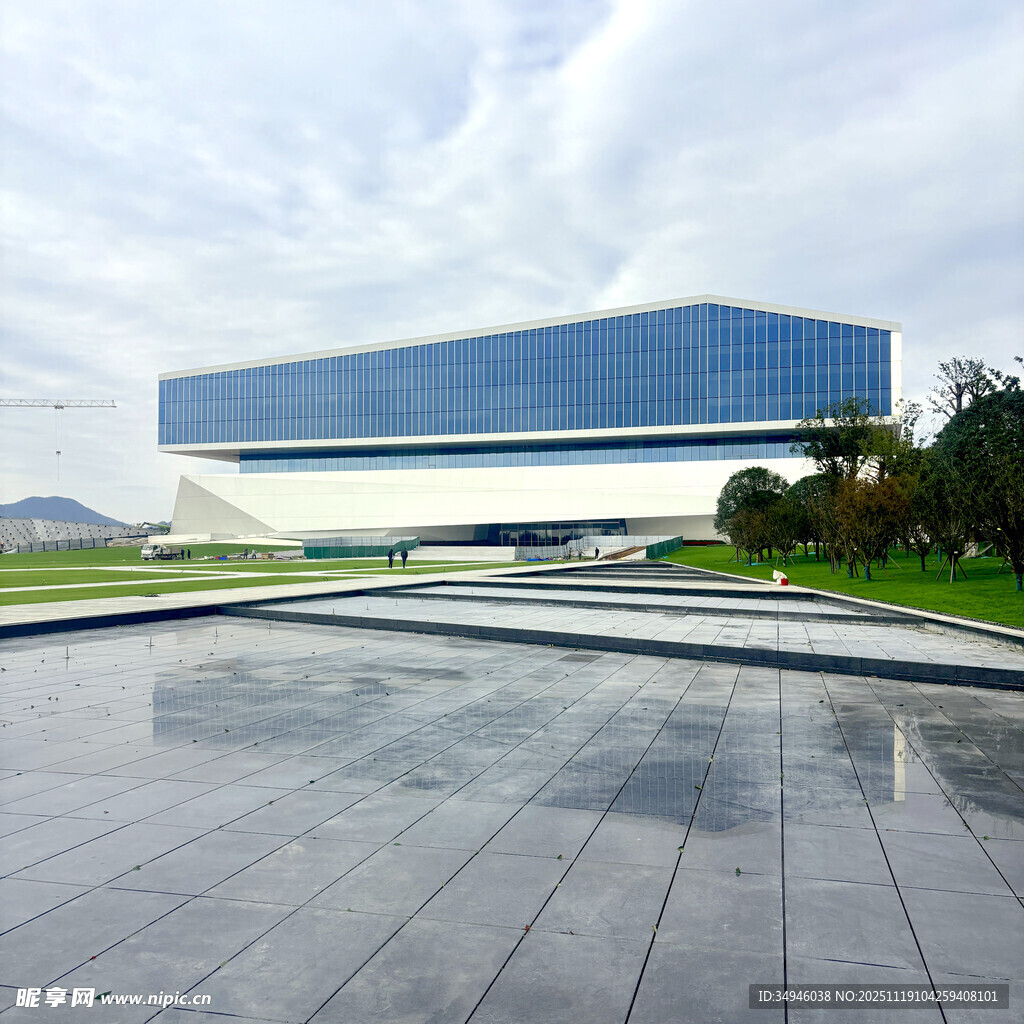 现代建筑前的开阔广场