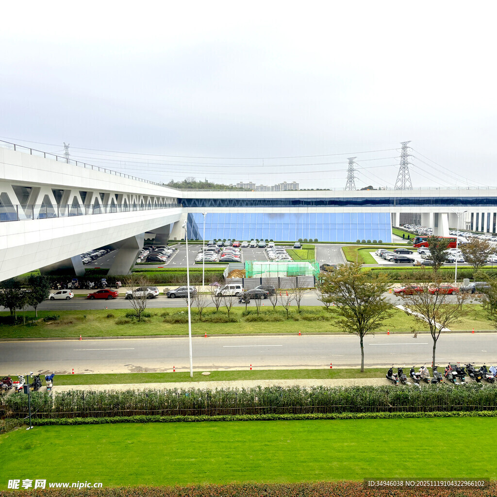 现代桥景与周边绿化景观