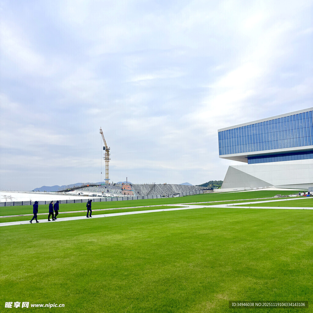 现代建筑旁的翠绿草坪