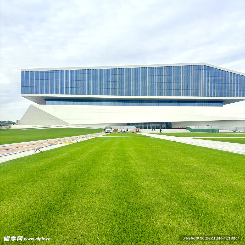 现代建筑前的翠绿草坪