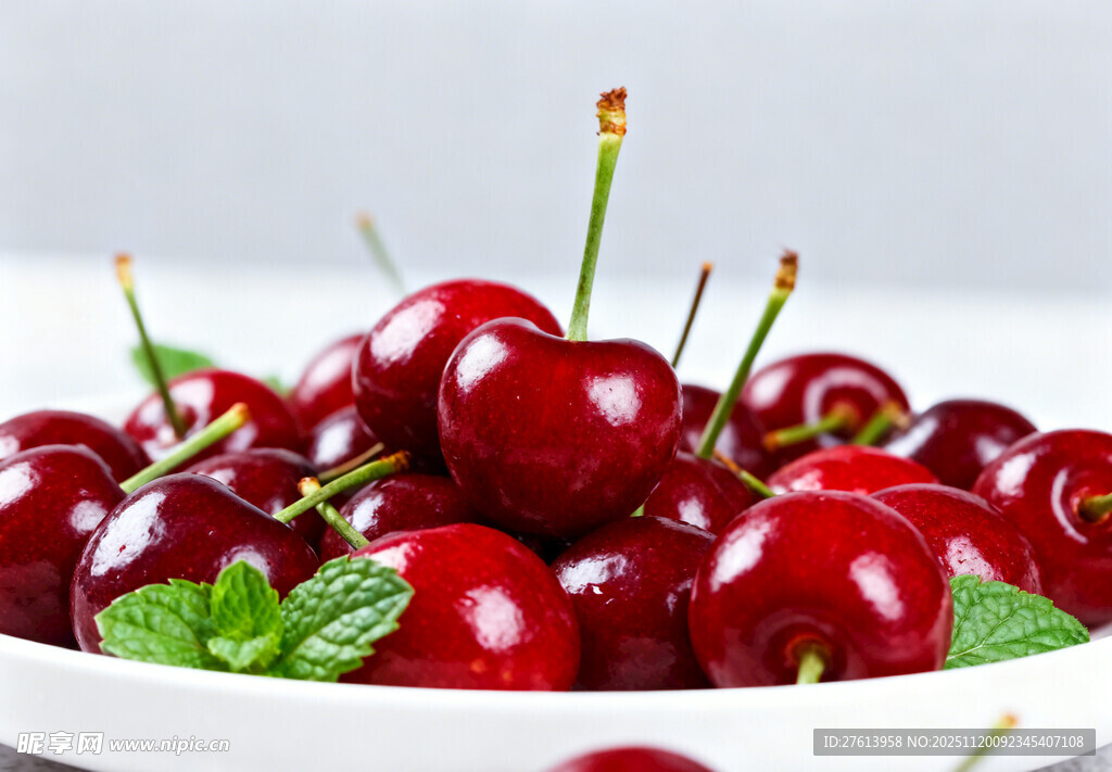 樱桃摆放在白色盘中
