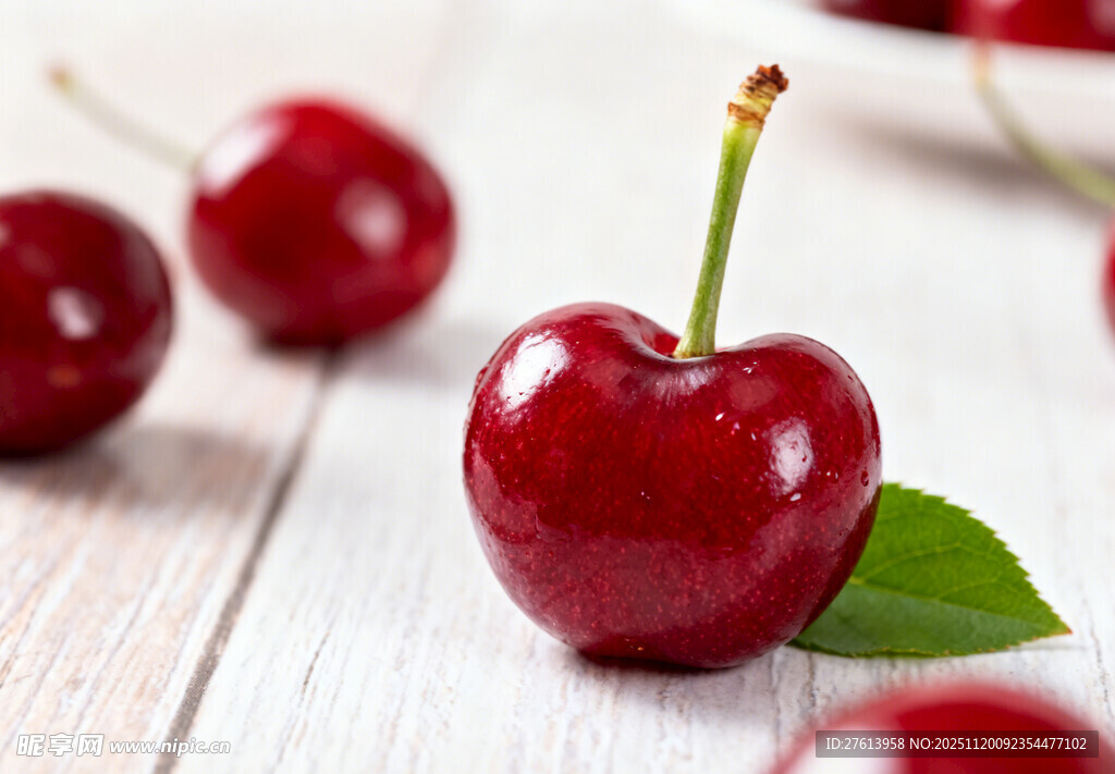 新鲜红樱桃