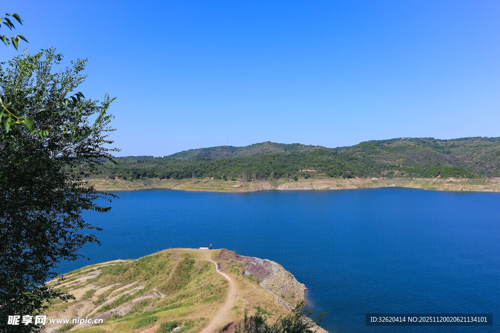 湖畔青山蓝天美景如画