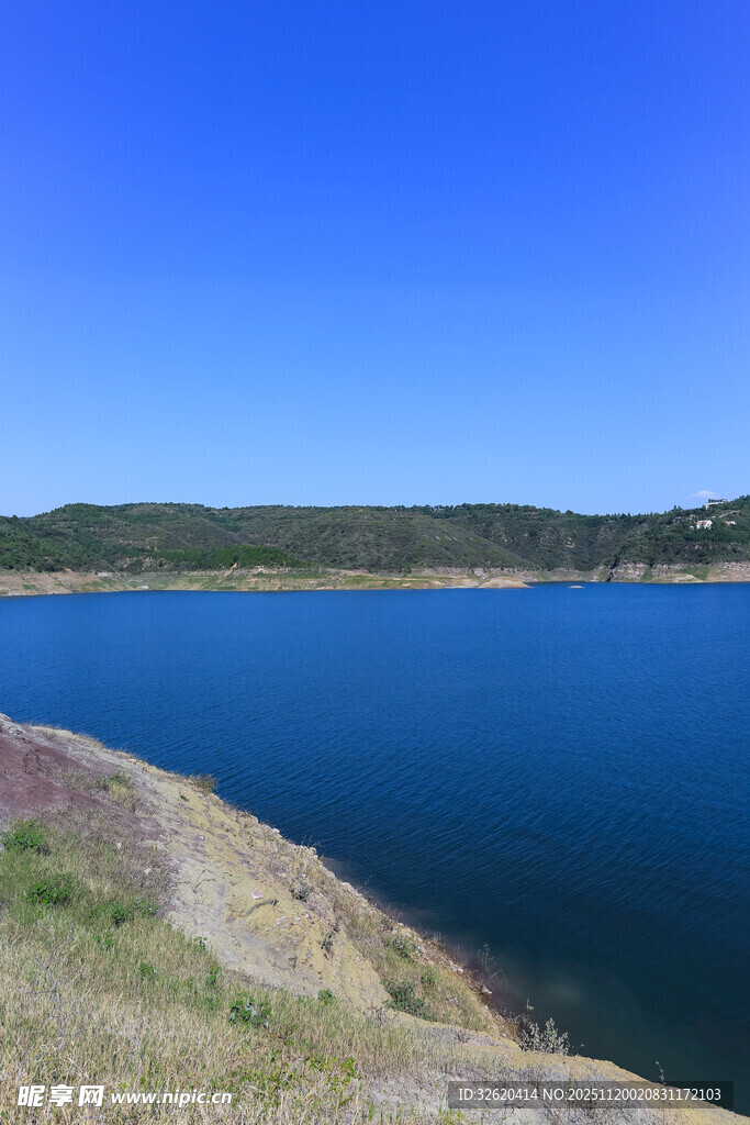 湖畔蓝天美景