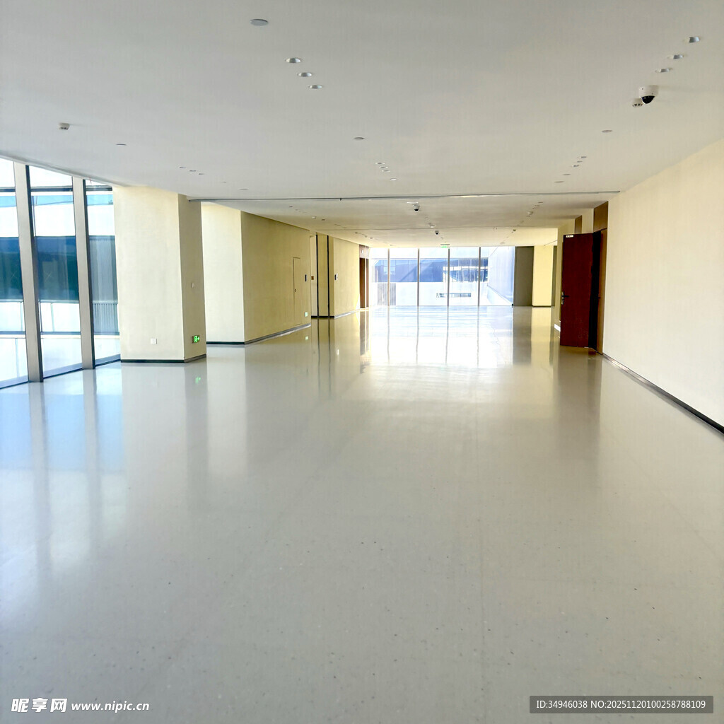 宽敞明亮的空旷室内空间