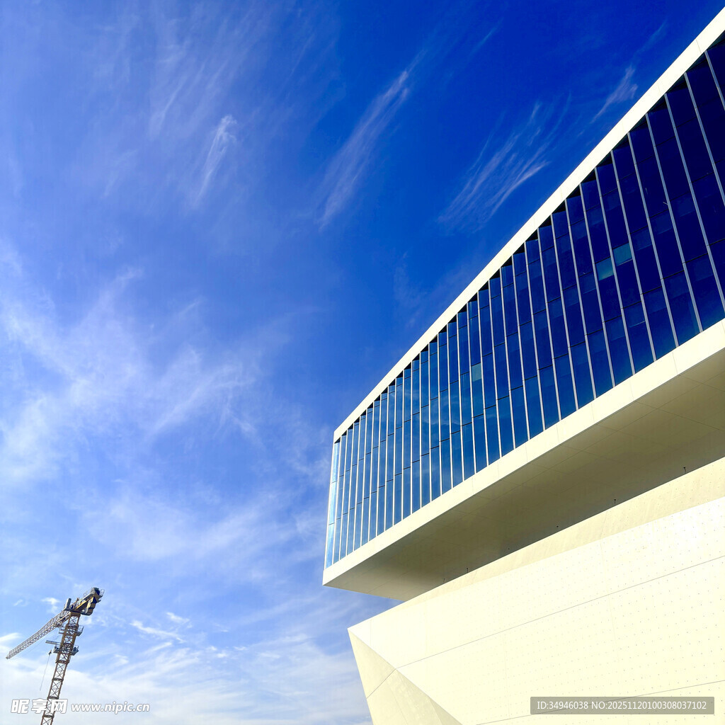 现代建筑与蓝天相映成趣