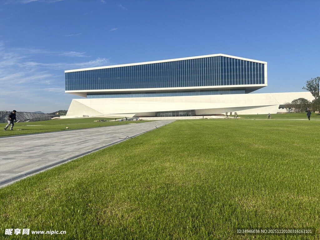 现代风格建筑与绿地景观